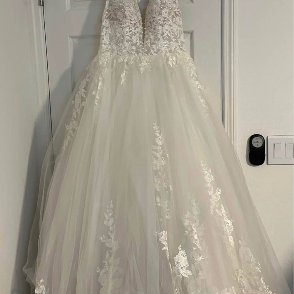 Elegant Lace Wedding Gown